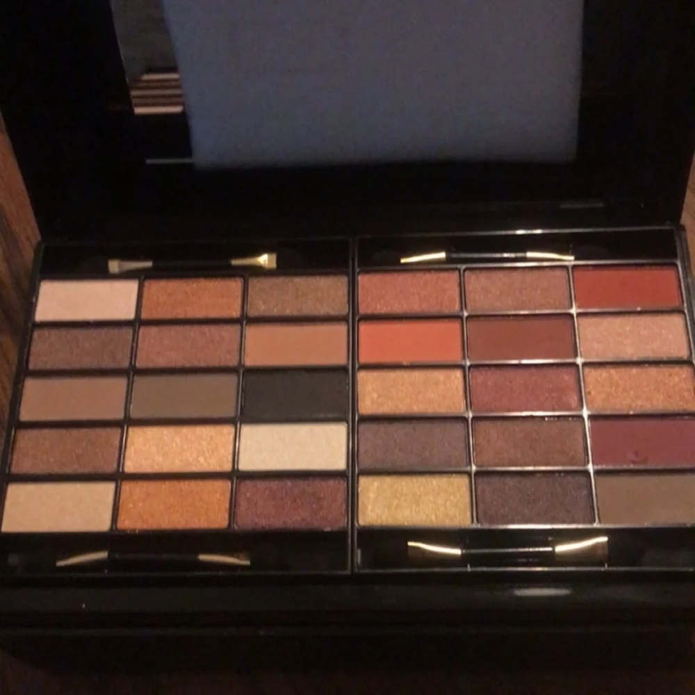 Makeup Kit - Picture 2 of 7